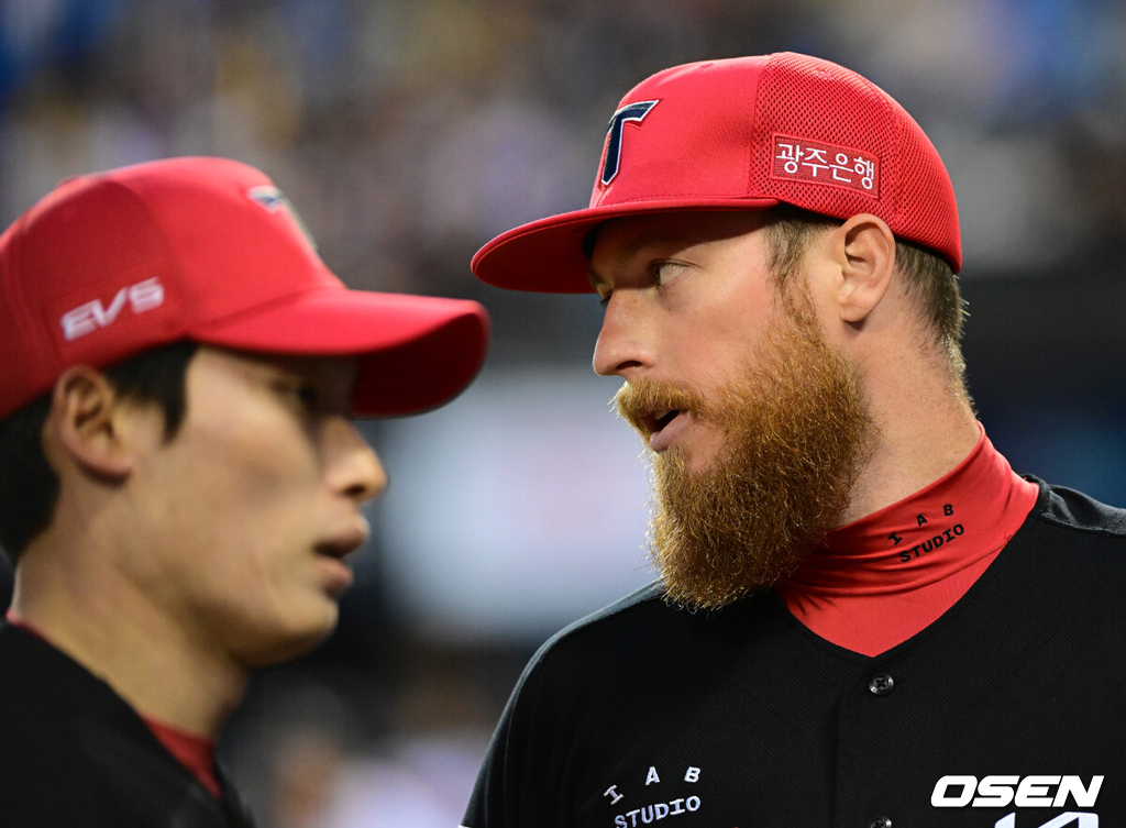 31일 서울 잠실야구장에서 2026 신한 SOL KBO리그 LG 트윈스와 KIA 타이거즈즈의 경기가 열렸다.이날 LG는 톨허스트, KIA는 아담 올러를 선발로 내세웠다.1회말 수비를 마치고 KIA 올러가 호수비를 펼친 김호령과 기뻐하고 있다. 2026.03.31 / jpnews@osen.co.kr