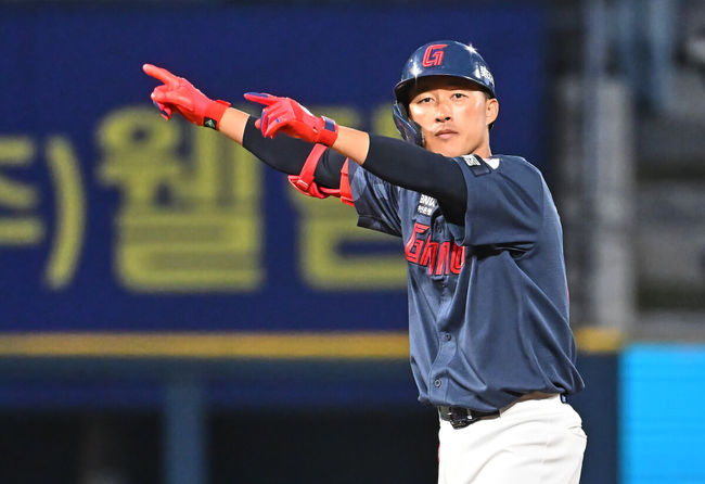 31일 창원NC파크에서 2026 신한 SOL KBO 리그 NC 다이노스와 롯데 자이언츠의 경기가 열렸다. 홈팀 NC는 토다가, 방문팀 롯데는 박세웅이 선발 출전했다. 롯데 자이언츠 노진혁이 2회초 무사 2루 좌중간 1타점 2루타를 치고 세리머니를 하고 있다. 2026.03.31 / foto0307@osen.co.kr