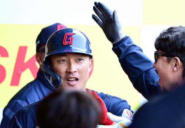 29일 대구삼성라이온즈파크에서 ‘2026 신한 SOL KBO 리그’ 삼성 라이온즈와 롯데 자이언츠의 개막시리즈 경기가 열렸다.개막전 선발 투수로 삼성은 최원태를 롯데는 비슬리를 내세웠다.5회초 롯데 선두타자 노진혁이 우월 홈런을 날린 뒤 더그아웃에서 환영을 받고 있다. 2026.03.29 /cej@osen.co.kr