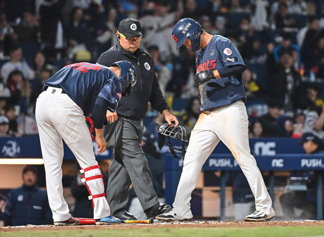 31일 창원NC파크에서 2026 신한 SOL KBO 리그 NC 다이노스와 롯데 자이언츠의 경기가 열렸다. 홈팀 NC는 토다가, 방문팀 롯데는 박세웅이 선발 출전했다. 롯데 자이언츠 손호영이 3회초 2사 만루 노진혁의 밀어내기 볼넷으로 득점을 올리고 있다. 2026.03.31 / foto0307@osen.co.kr