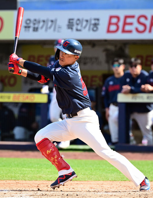 28일 대구삼성라이온즈파크에서 ‘2026 신한 SOL KBO 리그’ 삼성 라이온즈와 롯데 자이언츠의 개막전이 열렸다.개막전 선발 투수로 삼성은 후라도를 롯데는 로드리게스를 내세웠다.4회초 롯데 노진혁이 좌익선상으로 2루타를 날리고 있다. 2026.03.28 /cej@osen.co.kr