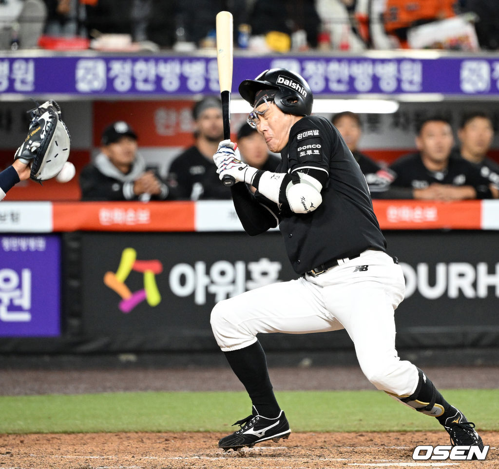 엄상백 투구에 헤드샷 당하는 허경민