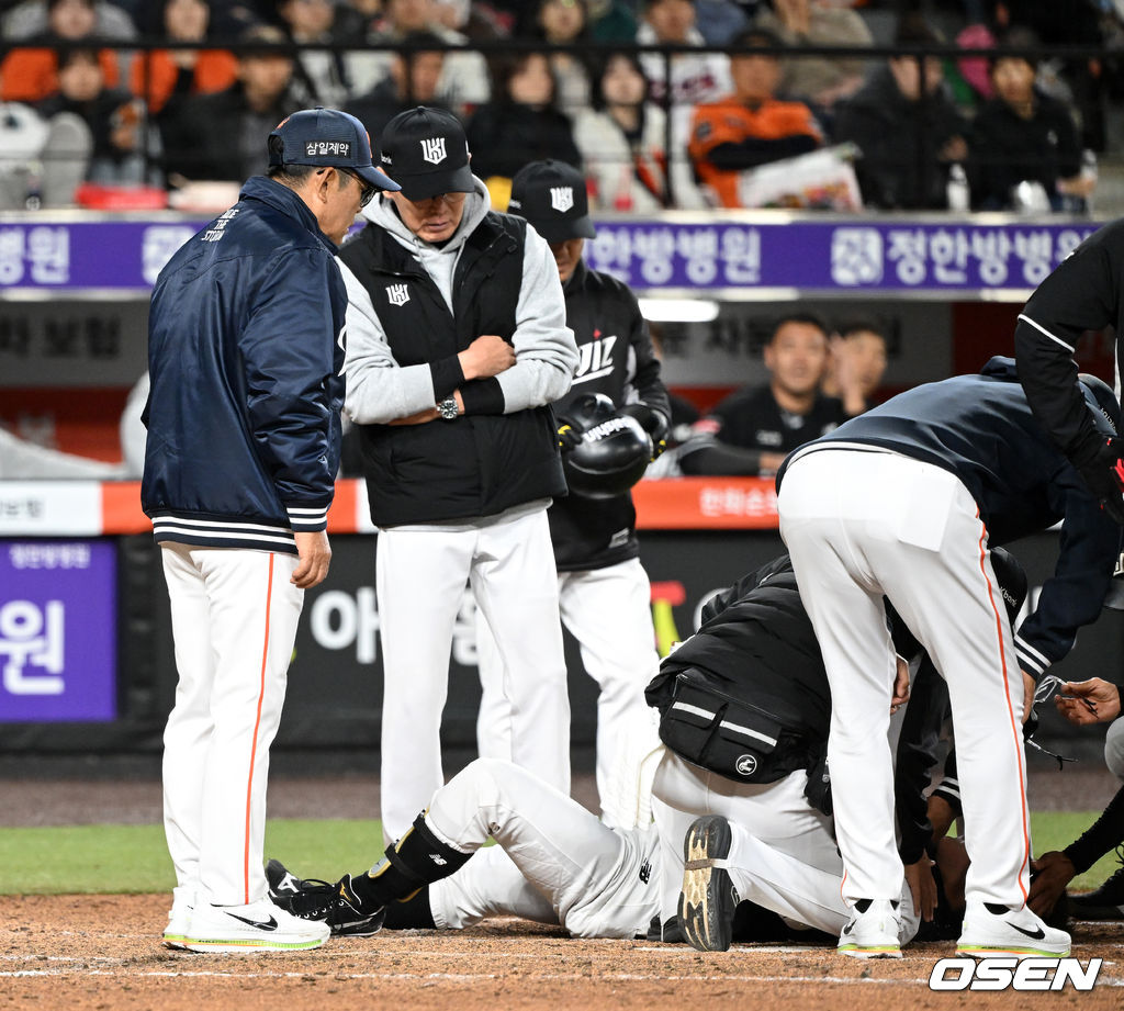 그라운드에 방문해 걱정스럽게 허경민 상태 살피는 이강철 감독-양상문 코치