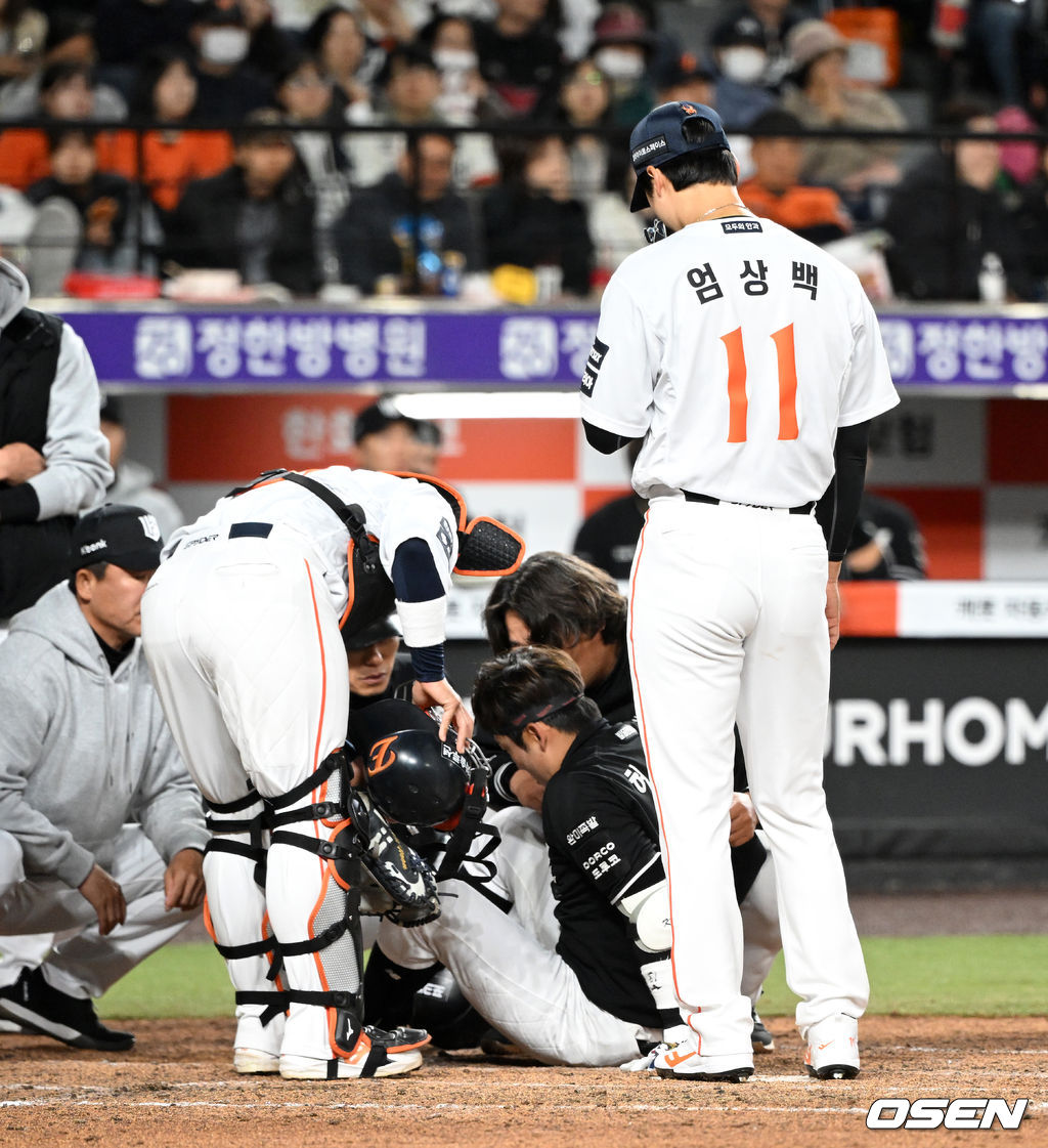헤드샷 퇴장 명령에도 그라운드 떠나지 못하는 엄상백