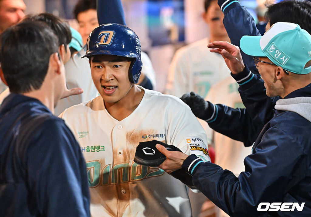 31일 창원NC파크에서 2026 신한 SOL KBO 리그 NC 다이노스와 롯데 자이언츠의 경기가 열렸다. 홈팀 NC는 토다가, 방문팀 롯데는 박세웅이 선발 출전했다. NC 다이노스 김휘집이 3회말 2사 2루 김형준의 좌익수 앞 1타점 안타때 득점을 올리고 하이파이브를 하고 있다. 2026.03.31 / foto0307@osen.co.kr