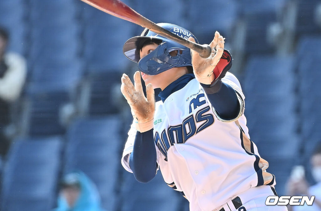 19일 창원NC파크에서 2026 신한 SOL KBO 리그 시범경기 NC 다이노스와 삼성 라이온즈의 경기가 열렸다. 홈팀 NC는 토다가, 방문팀 삼성은 이승현이 선발 출전했다. NC 다이노스 신재인이 5회말 2사 중견수 앞 안타를 치고  있다. 2026.03.19 / foto0307@osen.co.kr