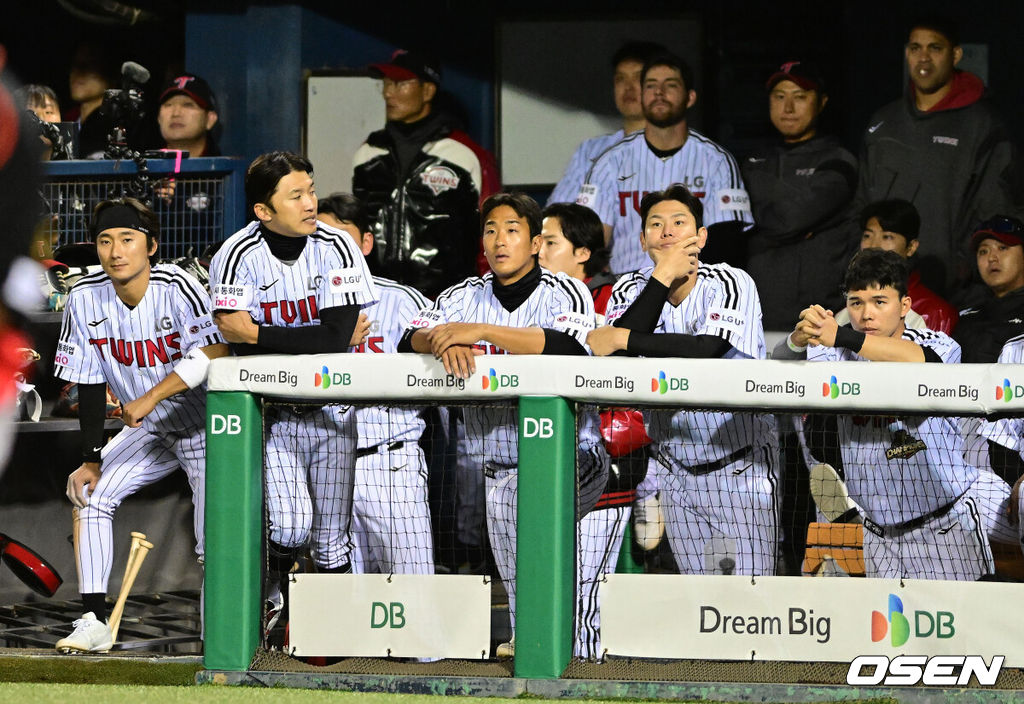 프로야구 KIA 타이거즈가 개막 2연패에서 탈출했다. 그러나 LG 트윈스는 8년 만에 개막 3연패를 당했다. KIA는 31일 서울 잠실구장에서 열린 2026 KBO리그 LG와 시즌 첫 맞대결에서 7-2로 승리했다. 김도영이 투런 홈런 포함 4타수 3안타 1볼넷 3타점으로 활약했다. 카스트로는 2루타 2방을 때리며 2타점을 기록했다. 선발투수 올러는 6이닝 동안 단 3안타만 맞고 1볼넷 3탈삼진 무실점으로 승리 투수가 됐다. 9회말 LG 선수들이 경기를 지켜보고 있다. 2026.03.31 / jpnews@osen.co.kr