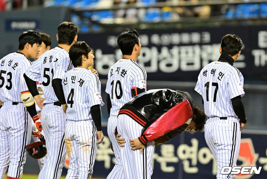 프로야구 KIA 타이거즈가 개막 2연패에서 탈출했다. 그러나 LG 트윈스는 8년 만에 개막 3연패를 당했다. KIA는 31일 서울 잠실구장에서 열린 2026 KBO리그 LG와 시즌 첫 맞대결에서 7-2로 승리했다. 김도영이 투런 홈런 포함 4타수 3안타 1볼넷 3타점으로 활약했다. 카스트로는 2루타 2방을 때리며 2타점을 기록했다. 선발투수 올러는 6이닝 동안 단 3안타만 맞고 1볼넷 3탈삼진 무실점으로 승리 투수가 됐다. 경기를 마치고 LG 선수들이 팬들에게 인사를 하고 있다. 2026.03.31 / jpnews@osen.co.kr