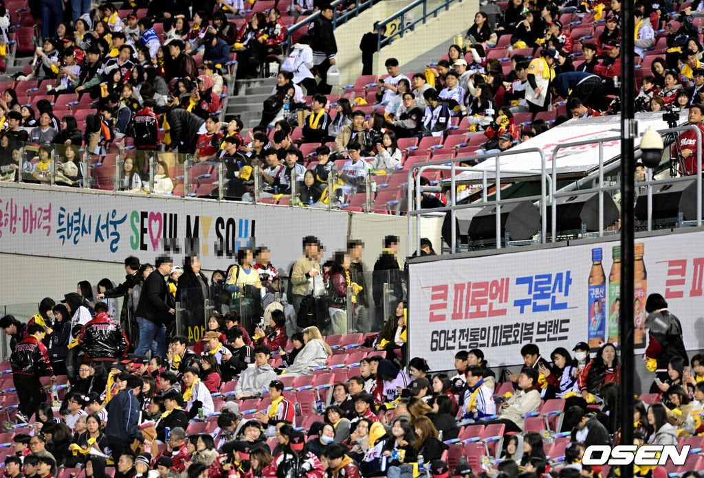 31일 서울 잠실야구장에서 2026 신한 SOL KBO리그 LG 트윈스와 KIA 타이거즈즈의 경기가 열렸다. 이날 LG는 톨허스트, KIA는 아담 올러를 선발로 내세웠다.8회말을 마치고 2-7로 LG가 뒤진 상황, LG 팬들이 야구장을 빠져 나가고 있다. 2026.03.31 / jpnews@osen.co.kr