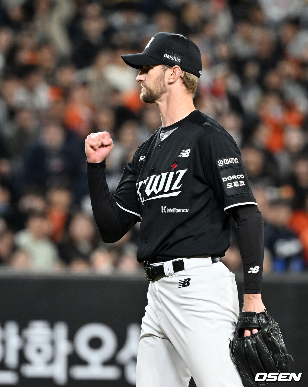 31일 대전 한화생명볼파크에서 2026 신한 SOL KBO리그 한화 이글스와 KT 위즈의 경기가 열렸다.이날 한화는 오웬 화이트, KT는 케일럽 보쉴리를 선발로 내세웠다.5회말 2사 1,2루에서 KT 보쉴리가 한화 노시환을 삼진으로 처리하고 환호하고 있다. 2026.03.31 /sunday@osen.co.kr