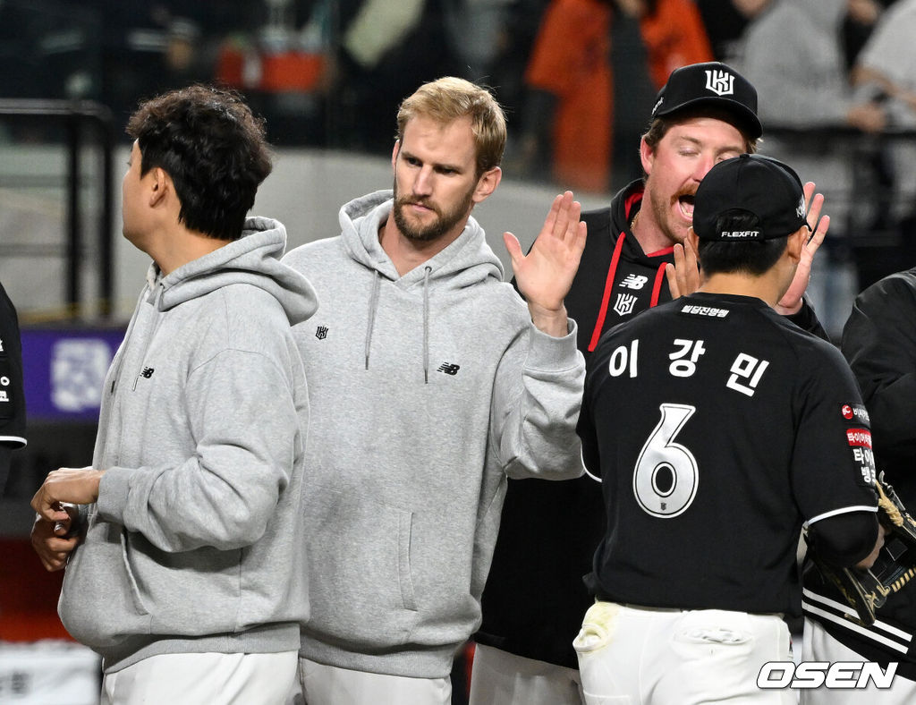 프로야구 KT 위즈가 한화 이글스를 꺾고 개막 3연승을 질주했다.이강철 감독이 이끄는 KT는 31일 대전 한화생명 볼파크에서 열린 2026 신한 SOL KBO리그 한화와의 원정경기에서 9-4로 승리했다. 이날 승리로 KT가 개막 3연승을 질주하며 1위 자리를 지켰고, 한화는 2승1패를 마크하게 됐다.경기 종료 후 KT 보쉴리가 승리의 기쁨을 나누고 있다. 2026.03.31 /sunday@osen.co.kr