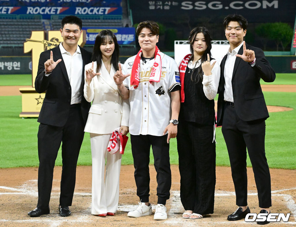 프로야구 롯데 자이언츠가 아슬아슬한 투수전을 잡아내고 3연승을 내달렸다. 롯데는 14일 인천 SSG랜더스필드에서 열린 ‘2025 신한은행 SOL Bank KBO리그’ SSG 랜더스와의 경기에서 4-2로 승리했다. 경기 종료 후 추신수의 은퇴식 행사가 진행됐다. SSG 추신수가 가족과 함께 기념촬영을 하고 있다. 2025.06.14 / ksl0919@osen.co.kr