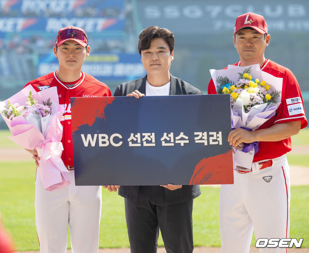 28일 인천 SSG랜더스필드에서 ‘2026 신한 SOL KBO리그’ SSG 랜더스와 KIA 타이거즈의 개막전이 열렸다.이날 경기에서 SSG은 화이트를, KIA는 네일을 선발로 내세웠다.경기에 앞서 WBC에서 활약했던 SSG 노경은과 조병현이 추신수와 함께 포토타임을 갖고 있다. 2026.03.28 / rumi@osen.co.kr