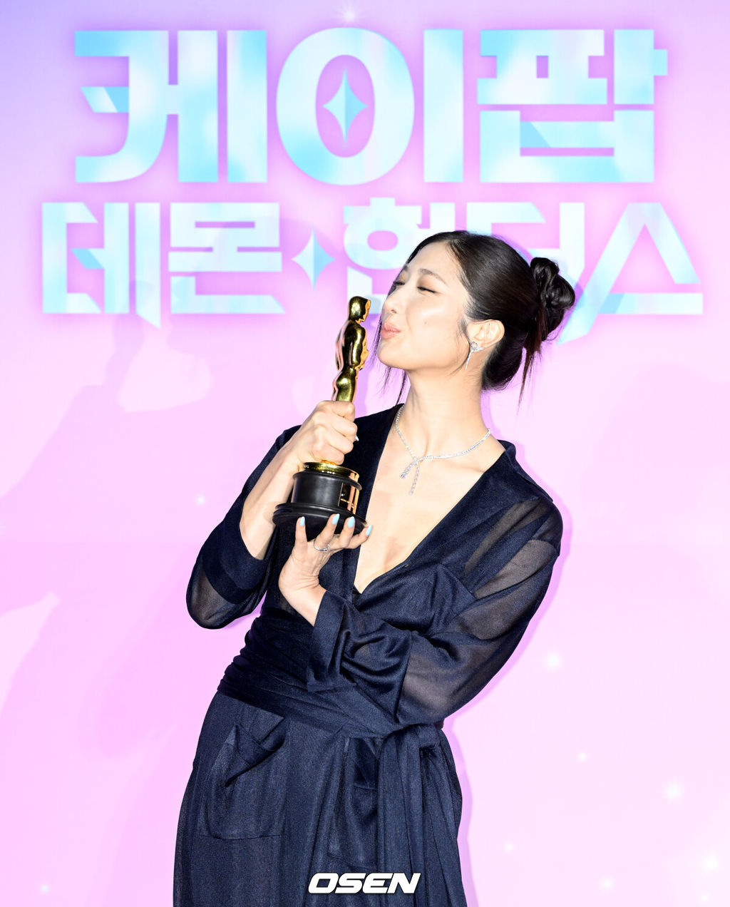 넷플릭스 ‘케이팝 데몬 헌터스’ 아카데미 수상 기념 간담회가 1일 서울 용산구 CGV용산아이파크몰에서 열렸다.이날 기자간담회에는 매기 강 감독, 크리스 애플한스 감독, 이재, IDO(이유한, 곽중규, 남희동)가 참석했다.이재가 포즈를 취하고 있다. 2026.04.01 /cej@osen.co.kr