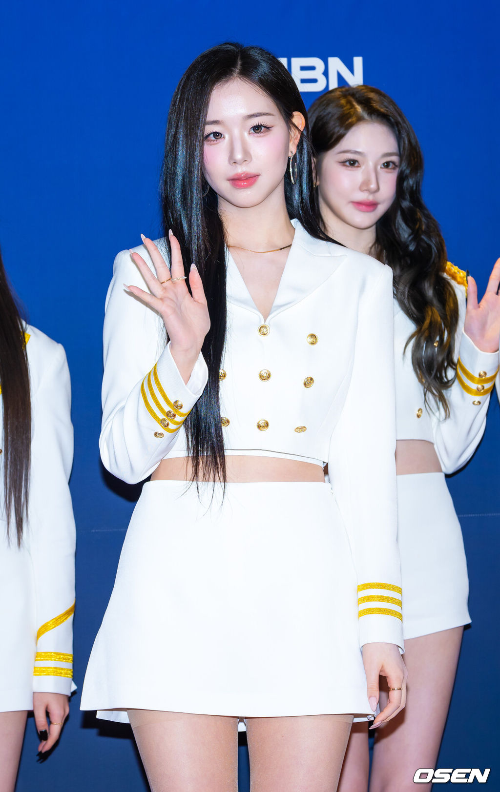 15일 오후 서울 송파구 올림픽공원 KSPO돔에서 '33주년 한터뮤직어워즈 2025' 레드카펫 행사가 열렸다. 이 행사에는 MC 이찬원-티파니 영과 함께 그룹 트리플에스, 아르테미스, 루시, 아이덴티티, 나우즈, 에잇턴, 빌리, 황가람, 손태진, 포레스텔라, 윙, 하츠투하츠, 싸이커스, 위아이, 박지현, 김희재, 펜타곤, 이영지, 이창섭, 윤종신 등이 참석했다.트리플에스 (tripleS) 김채연이 입장하며 포즈를 취하고 있다. 2026.02.15 / rumi@osen.co.kr