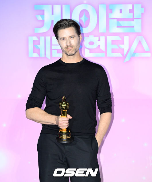 [OSEN=조은정 기자] 넷플릭스 ‘케이팝 데몬 헌터스’ 아카데미 수상 기념 간담회가 1일 서울 용산구 CGV용산아이파크몰에서 열렸다.이날 기자간담회에는 매기 강 감독, 크리스 애플한스 감독, 이재, IDO(이유한, 곽중규, 남희동)가 참석했다.크리스 애플한스 감독이 포즈를 취하고 있다. 2026.04.01 /cej@osen.co.kr