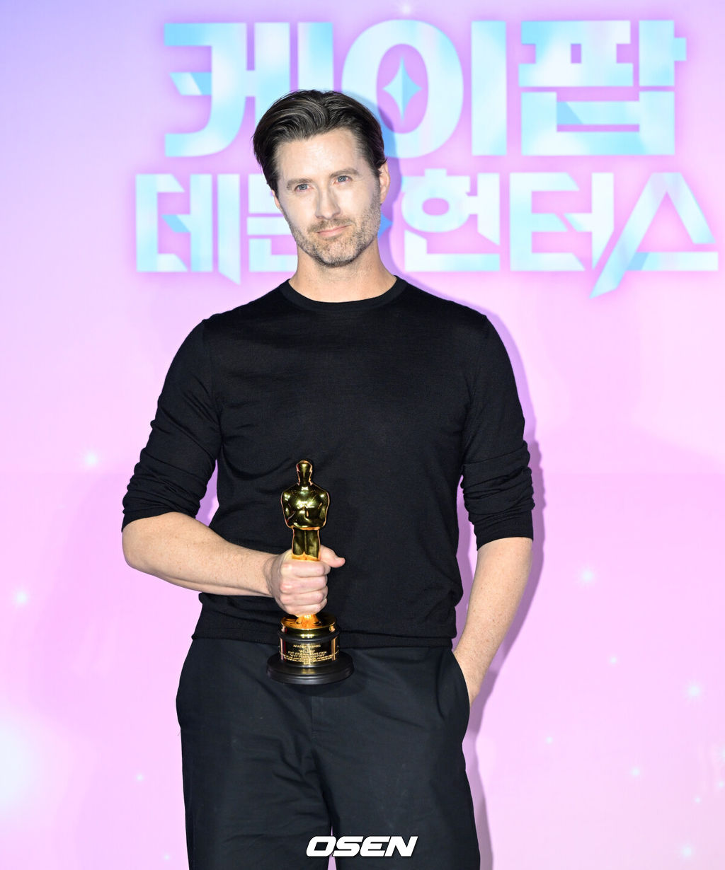 넷플릭스 ‘케이팝 데몬 헌터스’ 아카데미 수상 기념 간담회가 1일 서울 용산구 CGV용산아이파크몰에서 열렸다.이날 기자간담회에는 매기 강 감독, 크리스 애플한스 감독, 이재, IDO(이유한, 곽중규, 남희동)가 참석했다.크리스 애플한스 감독이 포즈를 취하고 있다. 2026.04.01 /cej@osen.co.kr