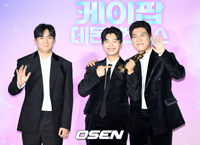 [OSEN=조은정 기자] 넷플릭스 ‘케이팝 데몬 헌터스’ 아카데미 수상 기념 간담회가 1일 서울 용산구 CGV용산아이파크몰에서 열렸다.이날 기자간담회에는 매기 강 감독, 크리스 애플한스 감독, 이재, IDO(이유한, 곽중규, 남희동)가 참석했다.프로듀서 팀 IDO 남희동(왼쪽부터), 이유한, 곽중규가 포즈를 취하고 있다. 2026.04.01 /cej@osen.co.kr