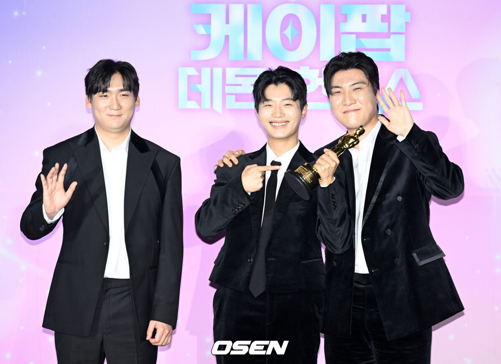 넷플릭스 ‘케이팝 데몬 헌터스’ 아카데미 수상 기념 간담회가 1일 서울 용산구 CGV용산아이파크몰에서 열렸다.이날 기자간담회에는 매기 강 감독, 크리스 애플한스 감독, 이재, IDO(이유한, 곽중규, 남희동)가 참석했다.프로듀서 팀 IDO 남희동(왼쪽부터), 이유한, 곽중규가 포즈를 취하고 있다. 2026.04.01 /cej@osen.co.kr