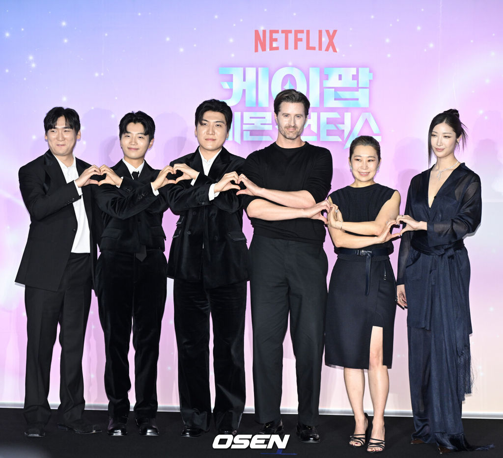 넷플릭스 ‘케이팝 데몬 헌터스’ 아카데미 수상 기념 간담회가 1일 서울 용산구 CGV용산아이파크몰에서 열렸다.이날 기자간담회에는 매기 강 감독, 크리스 애플한스 감독, 이재, IDO(이유한, 곽중규, 남희동)가 참석했다.프로듀서 팀 IDO 남희동(왼쪽부터), 이유한, 곽중규, 크리스 애플한스 감독, 매기 강 감독, 가수 이재가 포즈를 취하고 있다. 2026.04.01 /cej@osen.co.kr