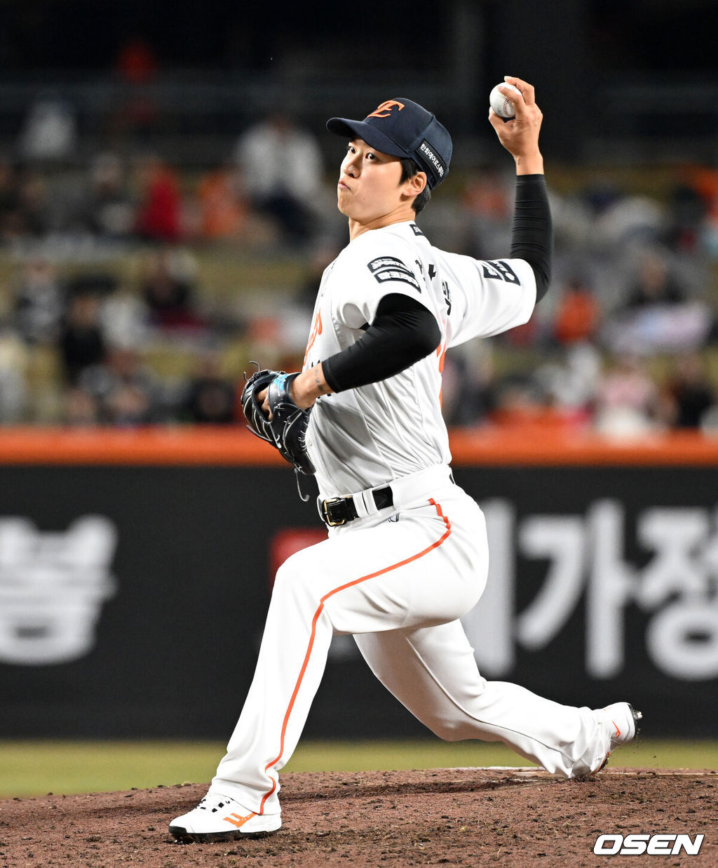 31일 대전 한화생명볼파크에서 2026 신한 SOL KBO리그 한화 이글스와 KT 위즈의 경기가 열렸다.이날 한화는 오웬 화이트, KT는 케일럽 보쉴리를 선발로 내세웠다.5회초 무사에서 한화 엄상백이 역투하고 있다. 2026.03.31 /sunday@osen.co.kr