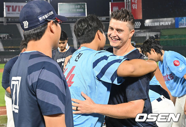 [OSEN=부산, 이석우 기자] 터커 데이비슨이 롯데에서의 마지막 경기를 끝내고 동료 선수들과 송별 인사를 하고 있다. 2025.08.06 / foto0307@osen.co.kr
