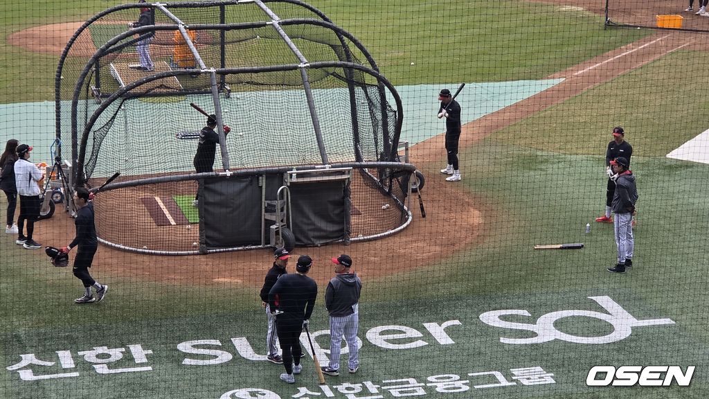 LG 트윈스 타자들이 1일 잠실구장에서 타격 훈련을 하고 있다. /orange@osen.co.kr