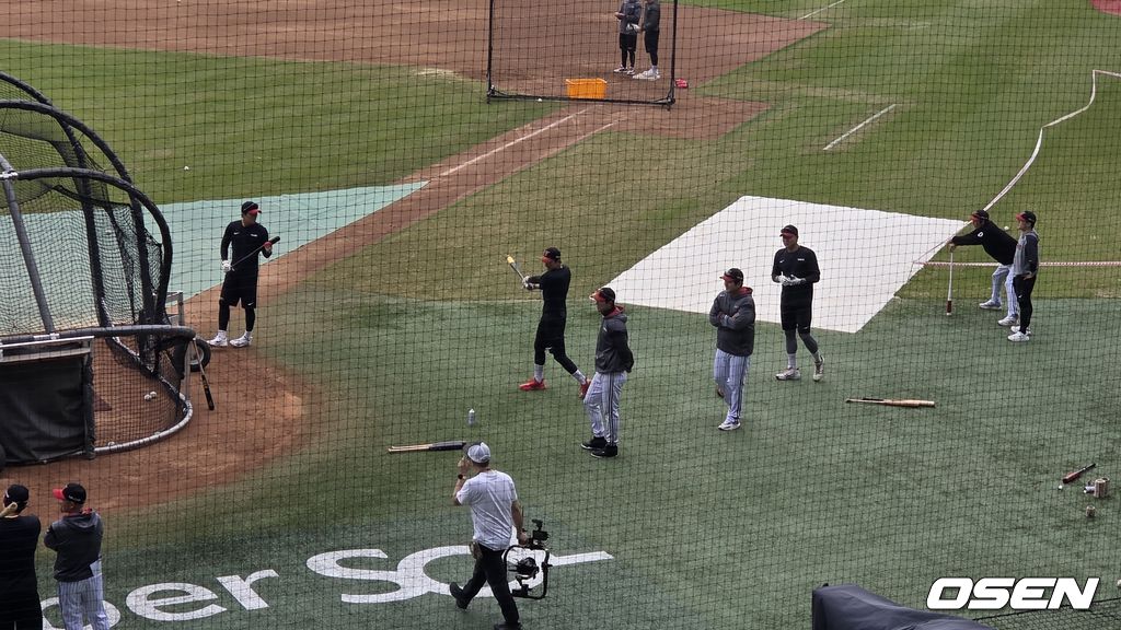LG 트윈스 이재원이 1일 잠실구장에서 주전조와 함께 타격 훈련을 하고 있다. /orange@osen.co.kr