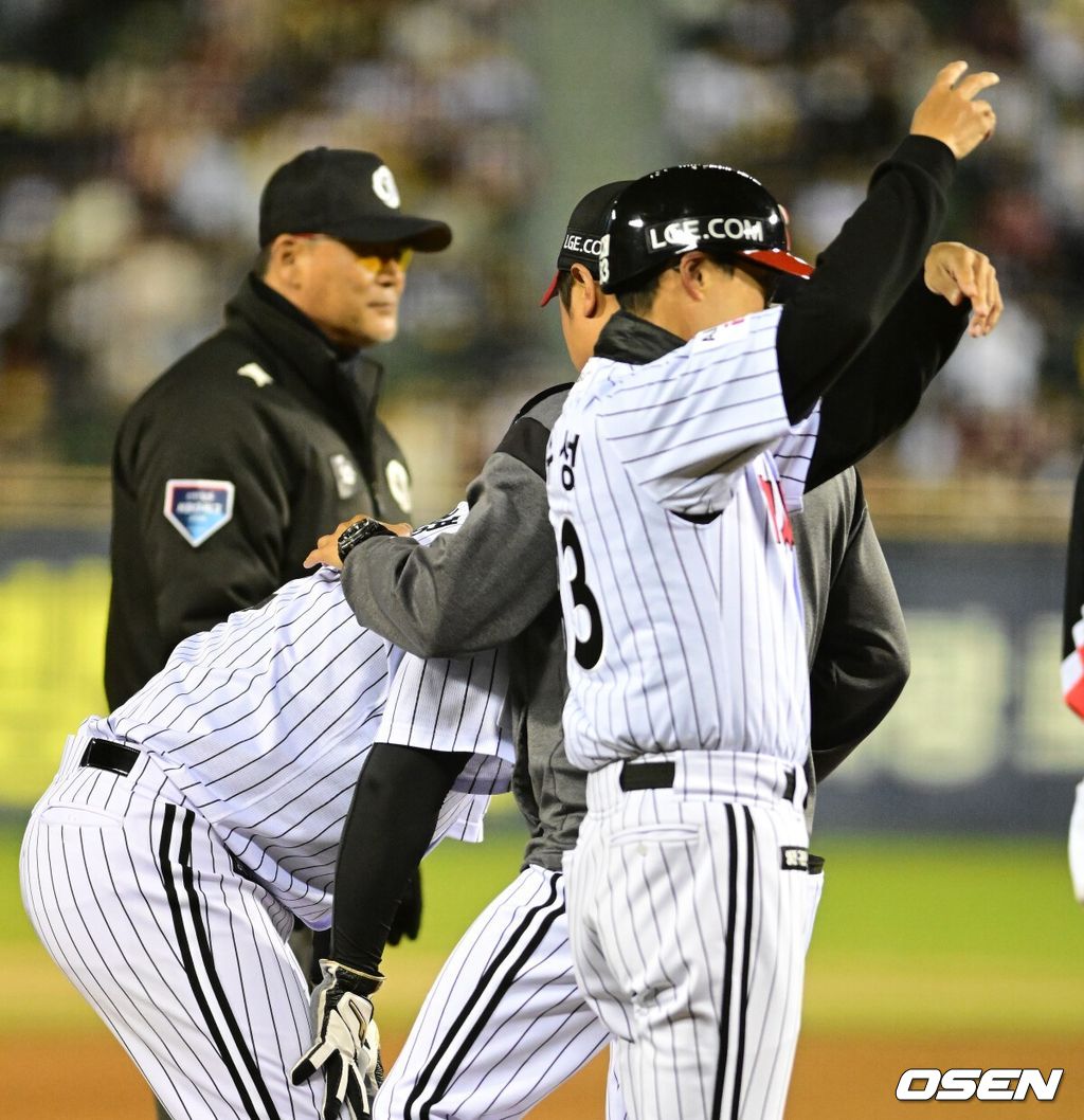 31일 서울 잠실야구장에서 2026 신한 SOL KBO리그 LG 트윈스와 KIA 타이거즈즈의 경기가 열렸다. 이날 LG는 톨허스트, KIA는 아담 올러를 선발로 내세웠다.7회말 1사 1,3루에서 LG 3루주자 문보경이 몸에 이상을 느껴 교체되고 있다. 2026.03.31 / jpnews@osen.co.kr