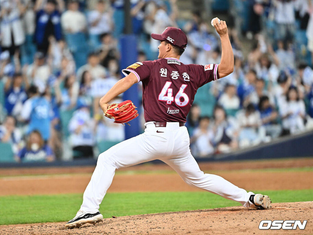 3일 대구삼성라이온즈파크에서 2025 신한 SOL 뱅크 KBO 리그 삼성 라이온즈와 키움 히어로즈의 경기가 열렸다. 홈팀 삼성은 가라비토가, 방문팀 키움은 하영민이 선발 출전했다. 키움 히어로즈 원종현이 역투하고 있다. 2025.09.03 / foto0307@osen.co.kr