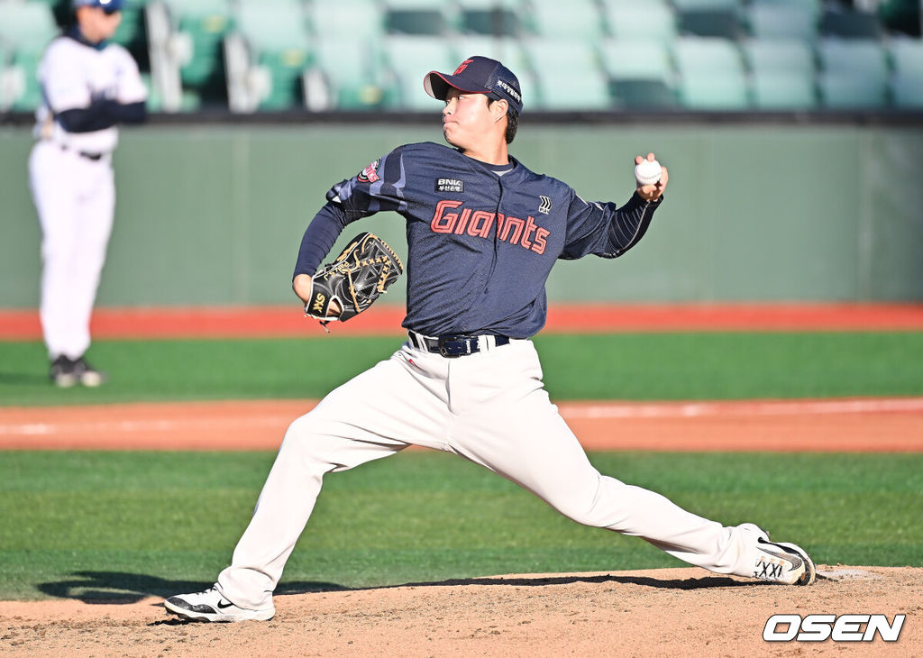 1일 울산 문수야구장에서 2025 울산-KBO Fall League NC 다이노스와 롯데 자이언츠의 결승 경기가 열렸다. NC 다이노스는 원종해가, 롯데 자이언츠는 정성종이 선발 출전했다. 롯데 자이언츠 박세진이 역투하고 있다. 2025.11.01 / foto0307@osen.co.kr