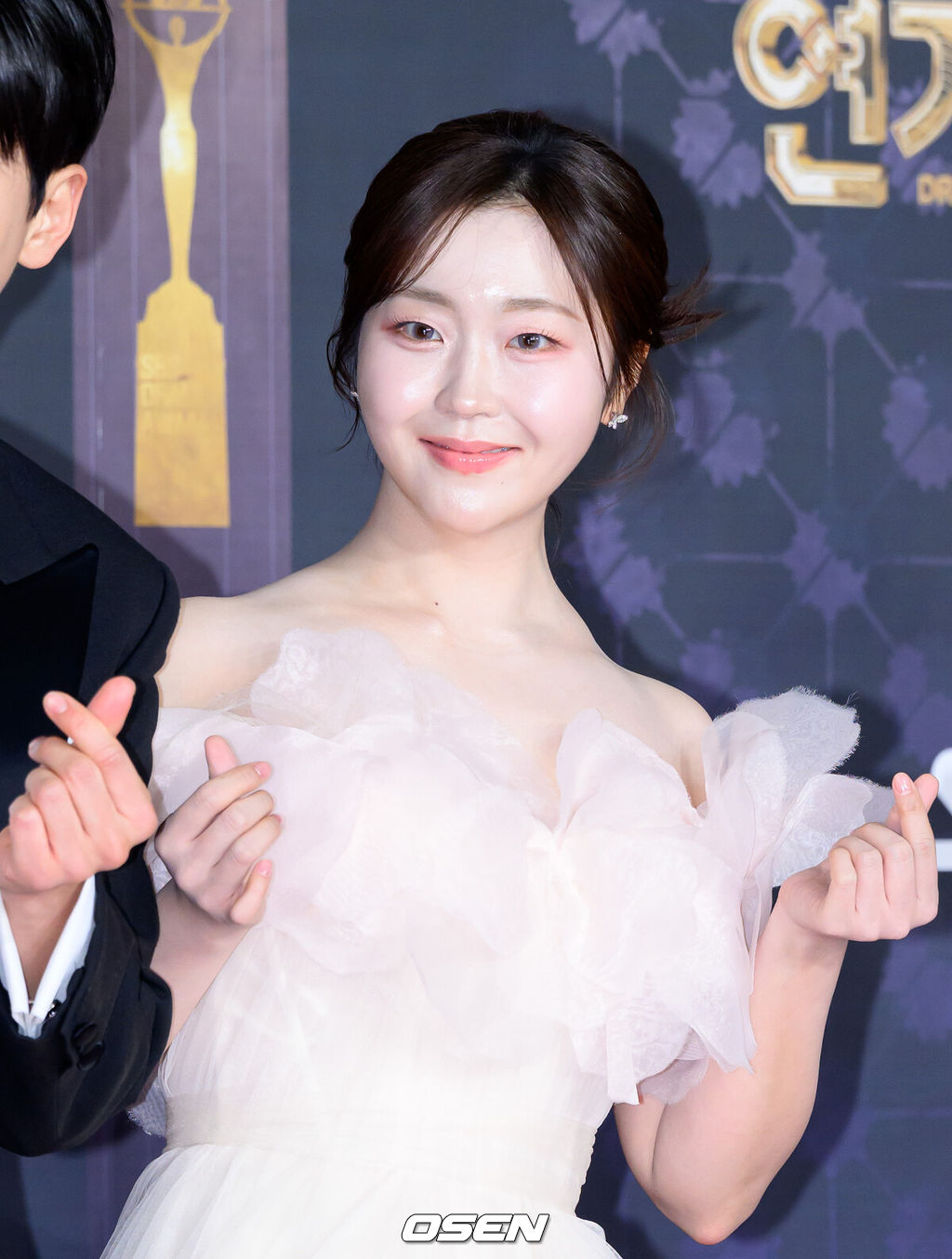 31일 오후 서울 마포구 SBS프리즘타워에서 ‘2025 SBS 연기대상’ 레드카펫 행사가 열렸다.‘2025 SBS 연기대상’은 장르를 초월한 연기 신들의 각축전이 예고된 가운데, 고현정, 한지민, 윤계상, 이제훈, 박형식이 대상 후보로 이름을 올렸다.배우 서혜원이 포토타임을 가지고 있다. 2025.12.31 /sunday@osen.co.kr