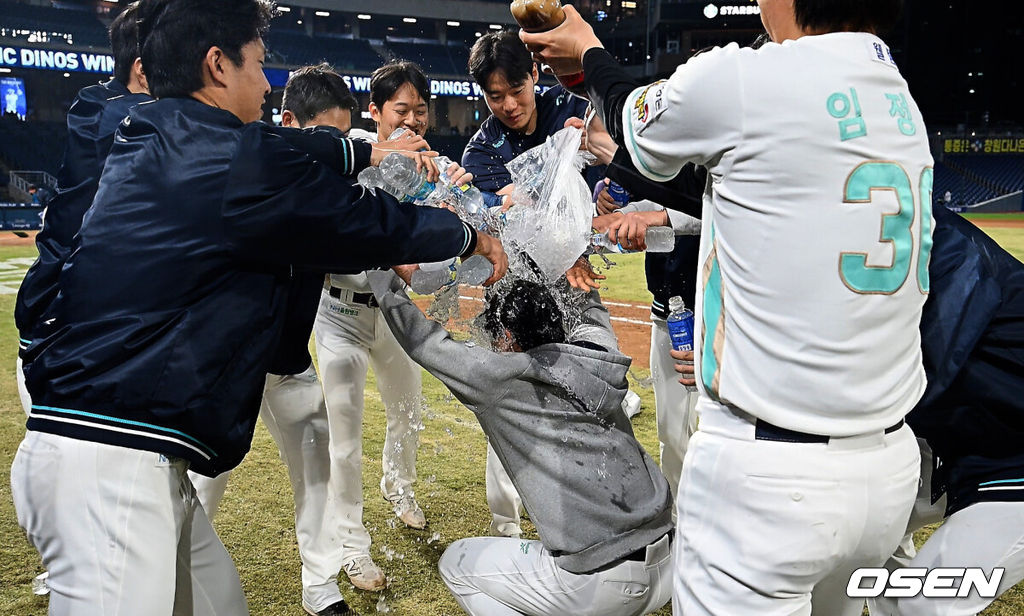 31일 창원NC파크에서 2026 신한 SOL KBO 리그 NC 다이노스와 롯데 자이언츠의 경기가 열렸다. 홈팀 NC는 토다가, 방문팀 롯데는 박세웅이 선발 출전했다. NC 다이노스 토다가 첫승을 올리고 동료들의 축하를 받고 있다. 2026.03.31 / foto0307@osen.co.kr