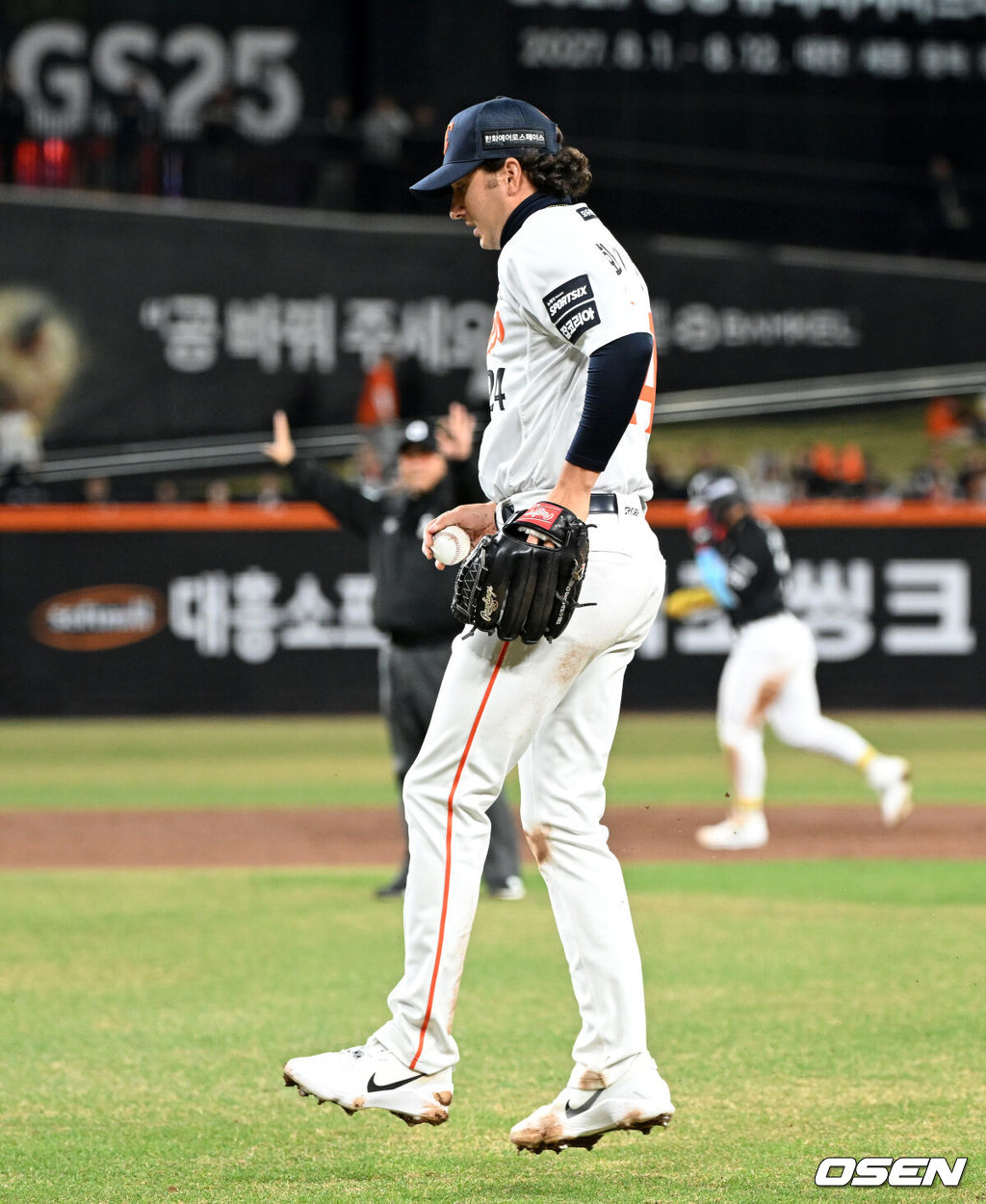 31일 대전 한화생명볼파크에서 2026 신한 SOL KBO리그 한화 이글스와 KT 위즈의 경기가 열렸다.이날 한화는 오웬 화이트, KT는 케일럽 보쉴리를 선발로 내세웠다.3회초 무사 1,2루에서 한화 화이트가 수비 과정에서 부상을 당하며 교체되고 있다. 2026.03.31 /sunday@osen.co.kr