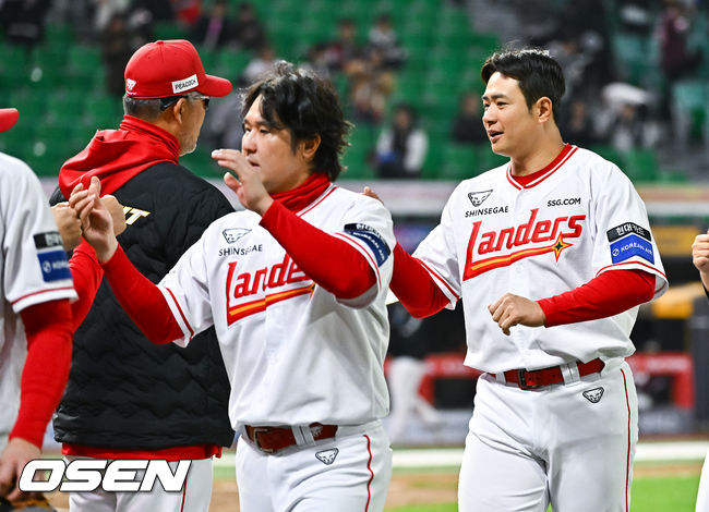 이숭용 감독과 김재환. / OSEN DB