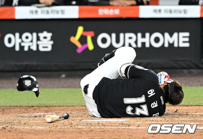 [OSEN=대전, 이대선 기자] 프로야구 KT 위즈가 한화 이글스를 꺾고 개막 3연승을 질주했다.이강철 감독이 이끄는 KT는 31일 대전 한화생명 볼파크에서 열린 2026 신한 SOL KBO리그 한화와의 원정경기에서 9-4로 승리했다. 이날 승리로 KT가 개막 3연승을 질주하며 1위 자리를 지켰고, 한화는 2승1패를 마크하게 됐다.5회초 1사 1,2루에서 KT 허경민이 한화 엄상백 투구에 머리를 맞고 있다.  2026.03.31 /sunday@osen.co.kr