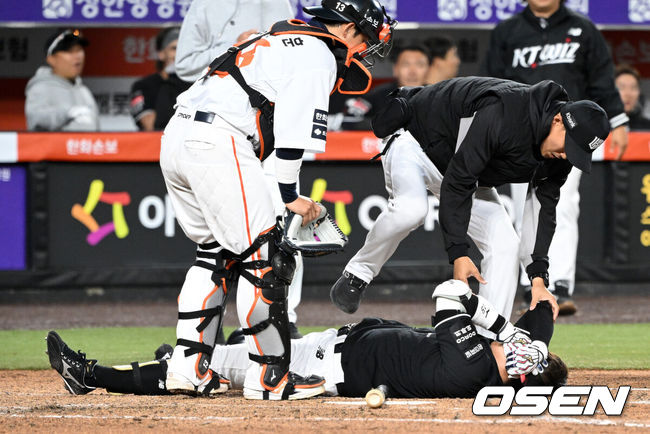 [OSEN=대전, 이대선 기자] 31일 대전 한화생명볼파크에서 2026 신한 SOL KBO리그 한화 이글스와 KT 위즈의 경기가 열렸다.이날 한화는 오웬 화이트, KT는 케일럽 보쉴리를 선발로 내세웠다.5회초 1사 1,2루에서 KT 허경민이 한화 엄상백 투구에 머리를 맞고 있다. 2026.03.31 /sunday@osen.co.kr