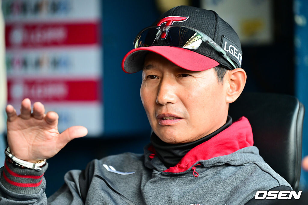 1일 서울 잠실야구장에서 2026 신한 SOL KBO리그 LG 트윈스와 KIA 타이거즈의 경기가 열렸다. 이날 LG는 송승기를, KIA는 양현종을 선발로 내세웠다.경기 앞서 LG 염경엽 감독이 인터뷰하고 있다.     2026.04.01 / soul1014@osen.co.kr