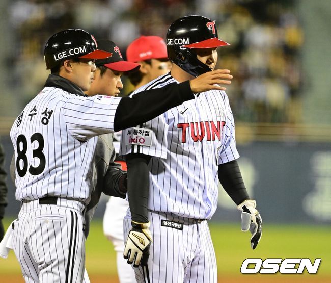 [OSEN=잠실, 지형준 기자] 31일 서울 잠실야구장에서 2026 신한 SOL KBO리그 LG 트윈스와 KIA 타이거즈즈의 경기가 열렸다. 이날 LG는 톨허스트, KIA는 아담 올러를 선발로 내세웠다.7회말 1사 1,3루에서 LG 3루주자 문보경이 몸에 이상을 느껴 교체되고 있다. 2026.03.31&nbsp;/ jpnews@osen.co.kr