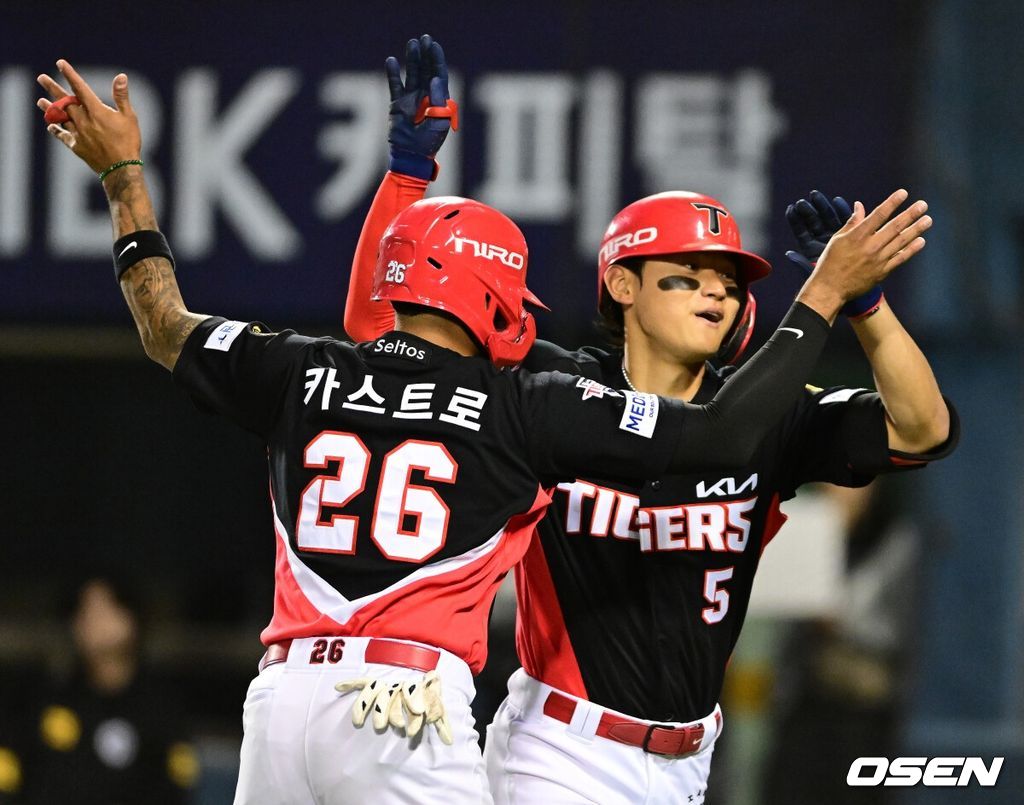 2회초 2사 2루에서 KIA 김도영이 좌월 투런포를 날리며 카스트로와 기뻐하고 있다. 2026.03.31 / jpnews@osen.co.kr