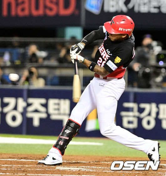 [OSEN=잠실, 지형준 기자] 31일 서울 잠실야구장에서 2026 신한 SOL KBO리그 LG 트윈스와 KIA 타이거즈즈의 경기가 열렸다. 이날 LG는 톨허스트, KIA는 아담 올러를 선발로 내세웠다.2회초 2사 1,3루에서 KIA 카스트로가 2타점 적시 2루타를 날리고 있다. 2026.03.31&nbsp;/ jpnews@osen.co.kr