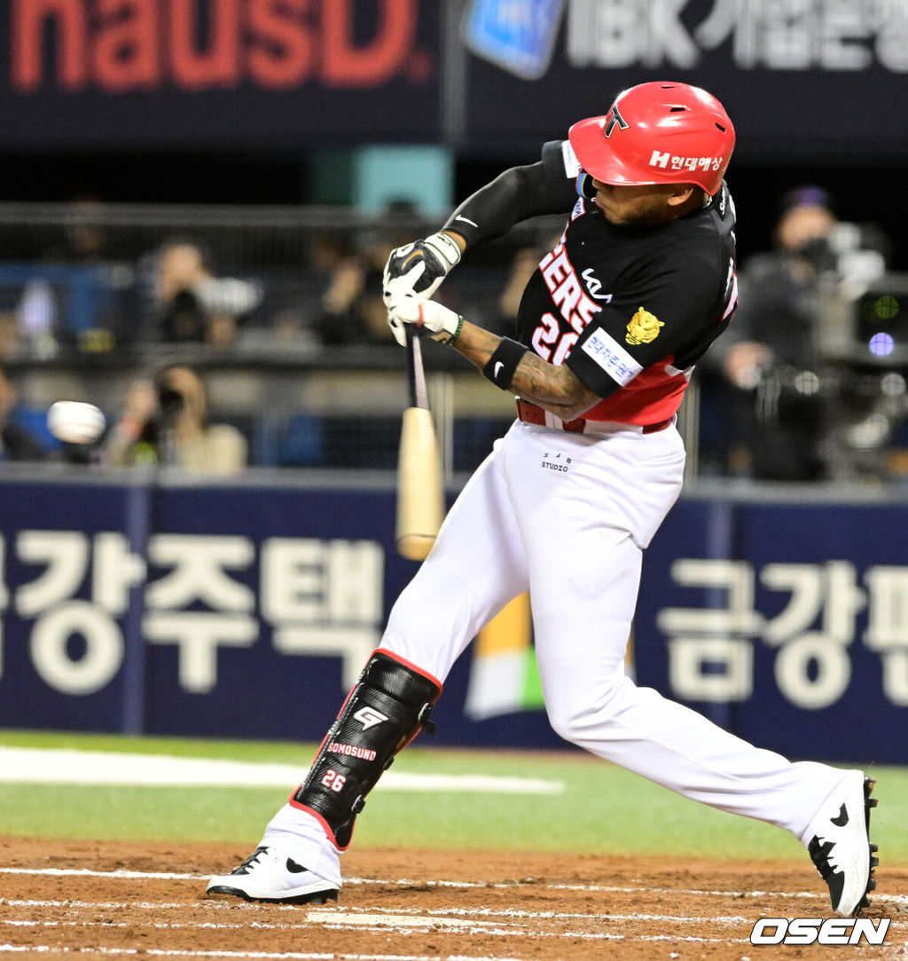 31일 서울 잠실야구장에서 2026 신한 SOL KBO리그 LG 트윈스와 KIA 타이거즈즈의 경기가 열렸다. 이날 LG는 톨허스트, KIA는 아담 올러를 선발로 내세웠다.2회초 2사 1,3루에서 KIA 카스트로가 2타점 적시 2루타를 날리고 있다. 2026.03.31 / jpnews@osen.co.kr