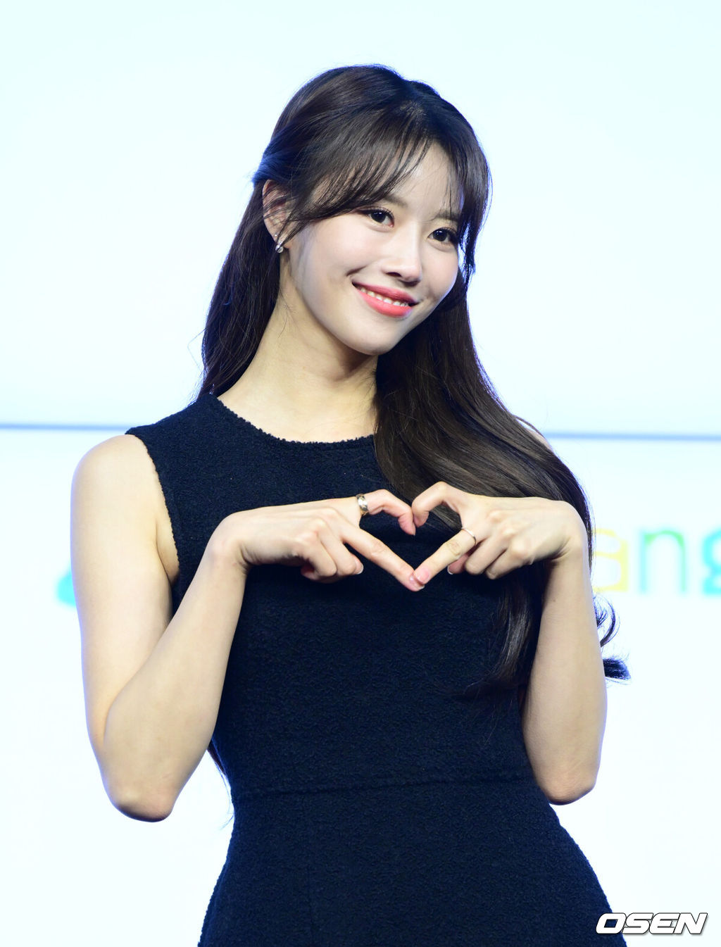  18일 오후 서울 JW 메리어트 동대문 스퀘어에서 쿠팡플레이 새 예능 '사내연애' 기자간담회가 열렸다.'사내연애'는 연애가 곧 월급이 되는 가상의 패션회사에서 펼쳐지는 12명 남녀들의 직장 로맨스 리얼리티.이미주가 포토타임을 하고 있다. 2022.11.18 /jpnews@osen.co.kr