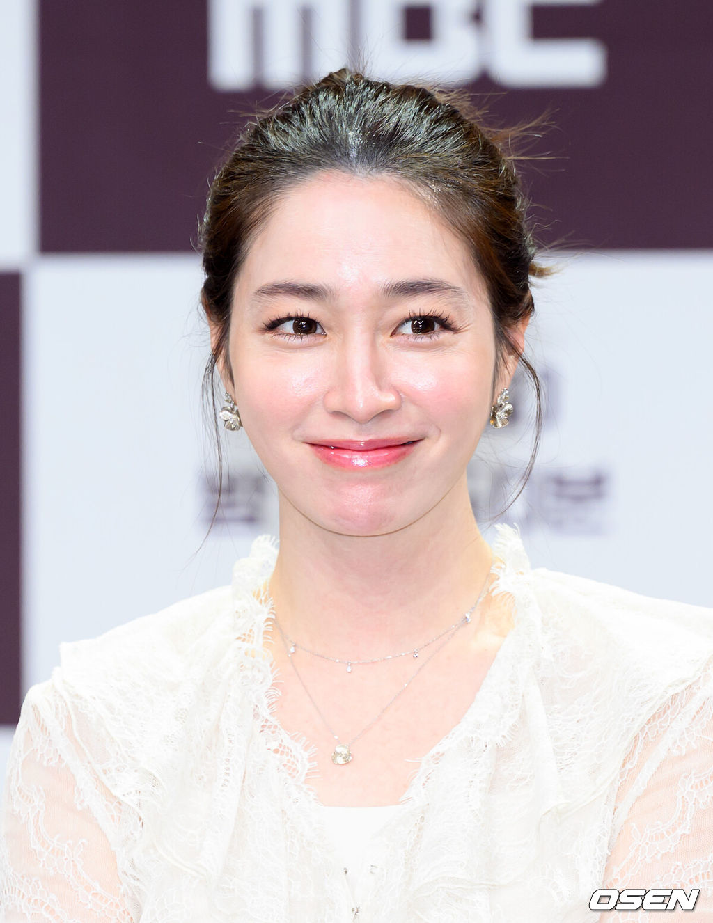 11일 오전 서울 마포구 MBC 골든마우스홀에에서 MBC 신규 예능 프로그램 ‘1등들’ 제작발표회가 열렸다.<br /><br />‘1등들’은 대한민국을 뒤흔든 역대 음악 오디션의 최종 우승자들이 모여 진정한 왕좌를 가리는 오디션 끝장전이다.<br /><br />배우 이민정이 취재진의 질문에 미소를 짓고 있다. 2026.02.11 / sunday@osen.co.kr