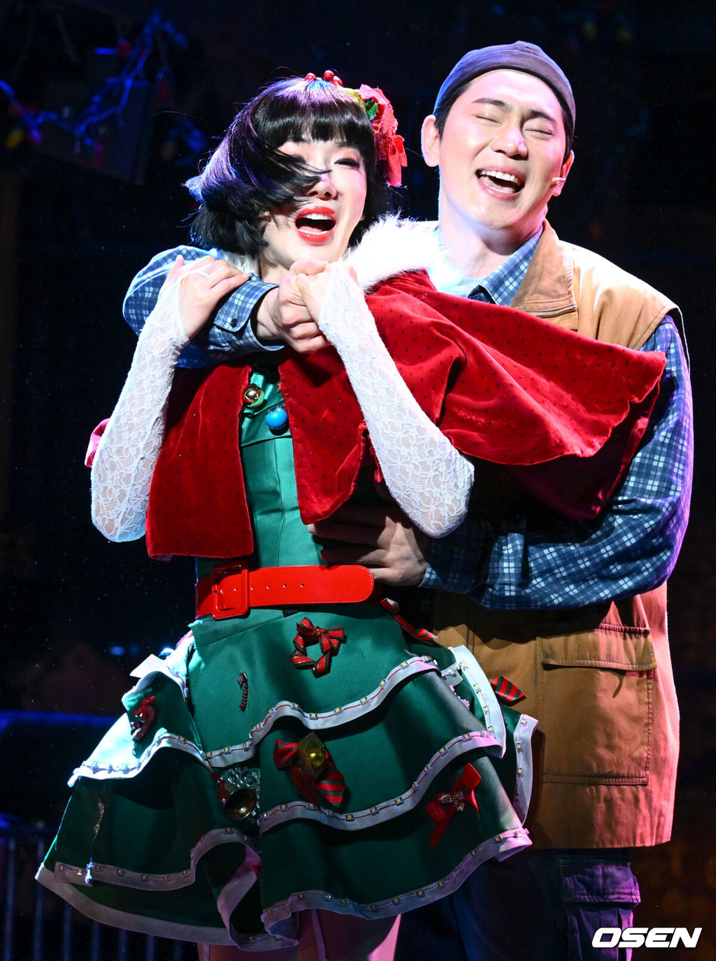 뮤지컬 '렌트’ 프레스콜이 13일 서울 강남구 코엑스 아티움에서 진행됐다.<br /><br />뮤지컬 ‘렌트’는 푸치니의 오페라 ‘라보엠(La Bohême)’을 현대화한 작품으로, 1990년대 뉴욕 이스트 빌리지에 모여 사는 예술가들의 치열한 삶을 그려냈다. <br /><br />배우 조권, 정지후가 시연을 하고 있다. 2025.11.13 /cej@osen.co.kr