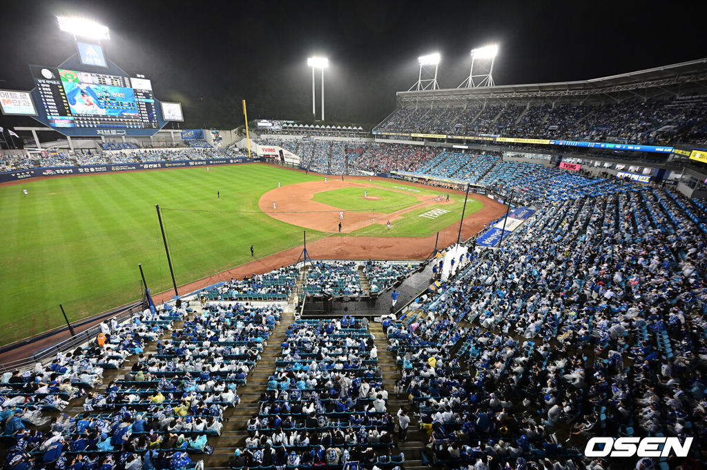 13일 대구 삼성라이온즈파크에서 2025 신한 SOL뱅크 KBO 준플레이오프 삼성 라이온즈와 SSG 랜더스의 3차전 경기가 열렸다. 홈팀 삼성은 원태인이, 방문팀 SSG는 앤더슨이 선발 투수로 출전했다.삼성 라이온즈 팬들이 응원을 하고 있다. 2025.10.13 / foto0307@osen.co.kr