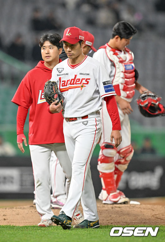 [OSEN=인천, 민경훈 기자] 1일 인천 SSG랜더스필드에서 ‘2026 신한 SOL KBO리그’ SSG 랜더스와 키움 히어로즈의 경기가 열렸다. 5회초 2사 주자 1,2루 키움 어준서 타석에서 SSG 타케다가 교체되고 있다. 2026.04.01&nbsp;/ rumi@osen.co.kr