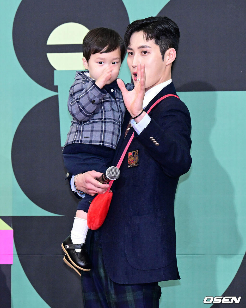 23일 오후 서울 여의도 KBS 신관 웨딩홀에서 2023 KBS 연예대상 레드카펫 포토월 행사가 열렸다.<br /><br />'슈퍼맨이 돌아왔다' 김준호가 아들과 포토타임을 하고 있다. 2023.12.23 / jpnews.osen.co.kr