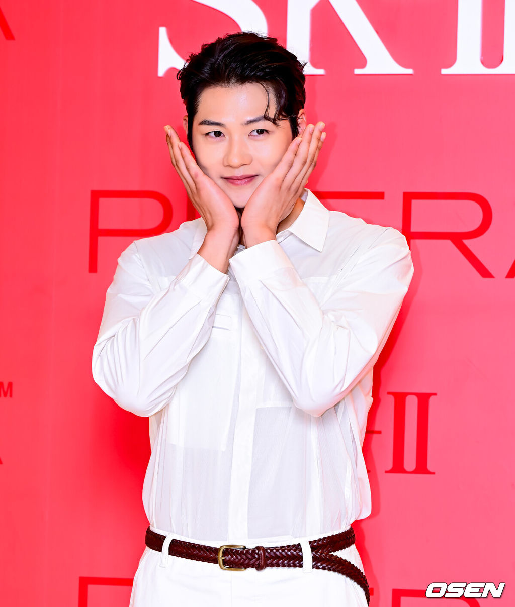 12일 서울 송파구 잠실 에비뉴엘에서 ‘ONE & ONLY SK-II’ 팝업 스토어 오픈 기념 포토 행사가 열렸다.<br /><br />이날 배우 문가영, 가수 몬스타엑스 형원, 펜싱선수 오상욱, 배우 공명, 모델 김진경이 참석했다.<br /><br />오상욱이 포즈를 취하고 있다. 2025.09.12 /jpnews@osen.co.kr