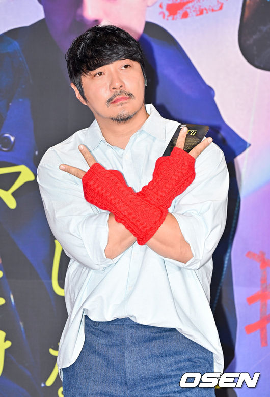 [OSEN=박준형 기자] 18일 오후 서울 코엑스 내 메가박스 코엑스점에서 영화 ‘스마트폰을 떨어뜨렸을 뿐인데: 라스트 해커’(이하 스마트폰3: 라스트 해커) 일본개봉기념 VIP시사회가 진행됐다.<br /><br />‘스마트폰3: 라스트 해커’는 대규모 사이버 테러를 계획하는 천재 해커이자 살인마 우라노와 이를 막으려는 형사 카가야의 마지막 맞대결을 담은 재난 호러 블록버스터로 이날 행사에는 나카타 히데오 감독, 권은비, 나리타 료, 오타니 료헤이가 참석했다.<br /><br />가수 KCM이 포즈를 취하고 있다.  2024.10.18 / soul1014@osen.co.kr